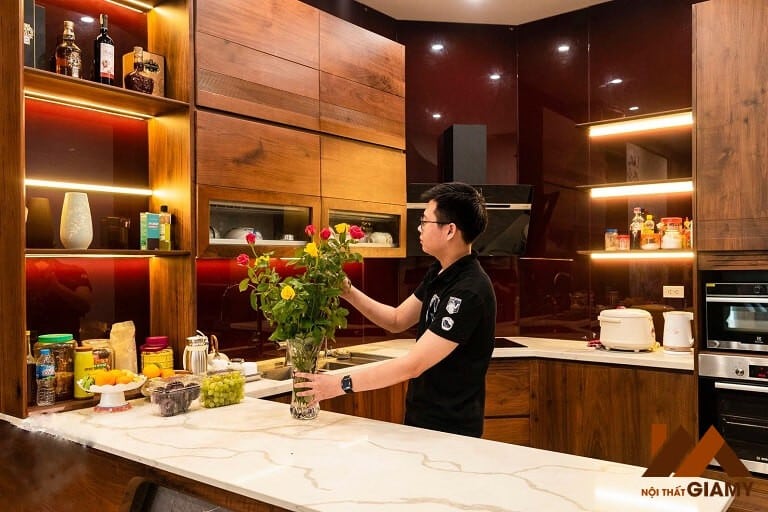 Thiết kế tủ bếp gỗ óc chó sang trọng, đầy đủ các tiện nghi cho người dùng.